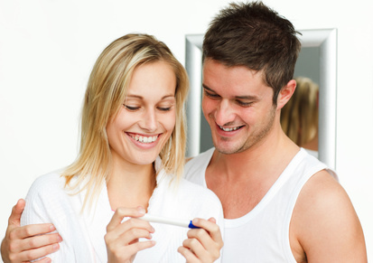 couple-with-pregnancy-test